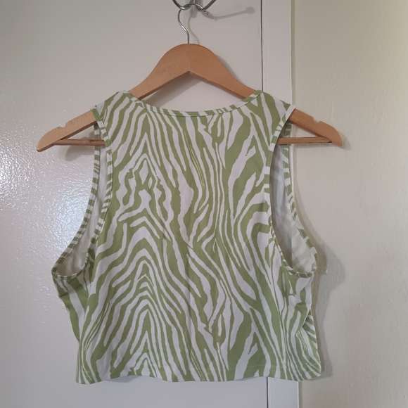 Zebra V Neck Crop - Picture 2 of 3
